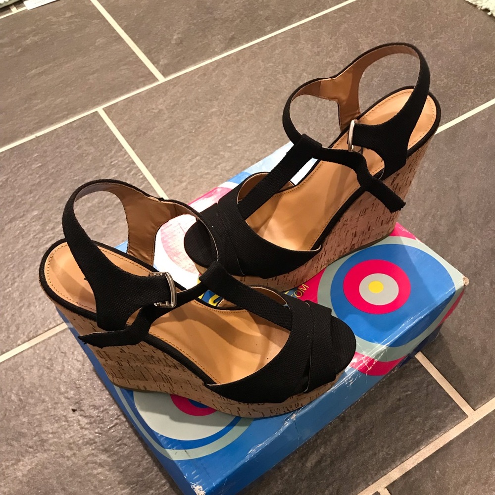 Black wedges